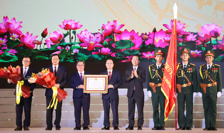 Chủ tịch nước Võ Văn Thưởng tặng Huân chương Lao động hạng nhất cho Đảng bộ, chính quyền và nhân dân thành phố Cần Thơ - Ảnh: CHÍ QUỐC