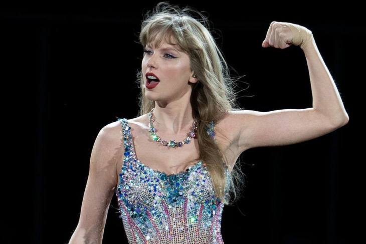 Năm 2023, Taylor Swift chứng tỏ mình là một nữ nghệ sĩ ngoại hạng khi sở hữu The Eras Tours, chuyến lưu diễn âm nhạc có doanh thu cao nhất mọi thời đại. Cô lập kỷ lục Guinness và vượt qua kỷ lục doanh thu 939 triệu USD của Elton John. Chuyến lưu diễn vẫn còn tiếp tục đến cuối năm sau, được dự đoán thu về 2 tỉ USD khi kết thúc. Phim tài liệu Taylor Swift: The Eras Tour cũng lọt vào top 10 phim ăn khách nhất nước Mỹ năm 2023. Đặc biệt, cô vừa được tạp chí Time bình chọn là Nhân vật của năm và là nghệ sĩ đầu tiên trên thế giới nhận danh hiệu này.