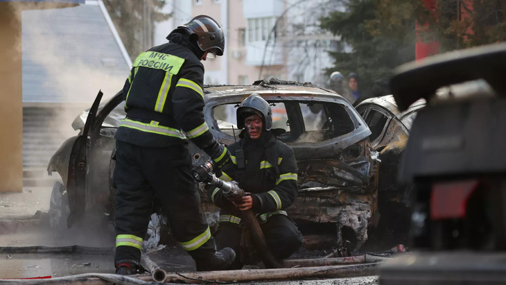 Lực lượng cứu hộ khẩn cấp Nga đang dọn dẹp hậu quả vụ pháo kích nhắm vào thành phố Belgorod ngày 31-12 - Ảnh: RIA NOVOSTI