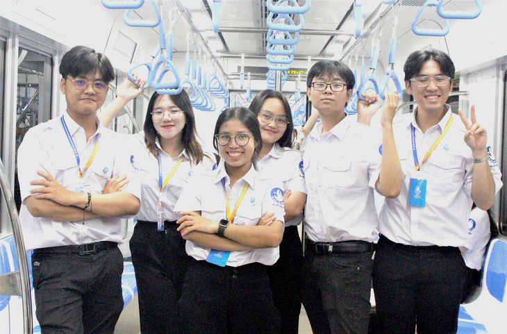 Các bạn sinh viên TP.HCM tham quan, trải nghiệm chạy thử tuyến metro Bến Thành - Suối Tiên - Ảnh: C.TRIỆU