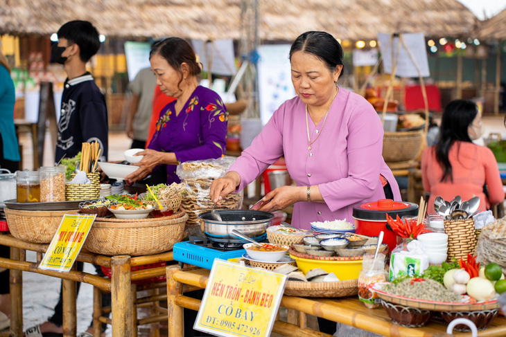 Lễ hội ẩm thực xứ Quảng đang diễn ra tại phố đi bộ Hội An - Ảnh: S.C.