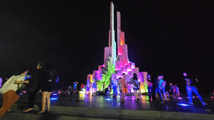 Quảng trường Tháp Nghinh Phong (TP Tuy Hòa, Phú Yên) thu hút rất đông du khách vào tối 31-12 