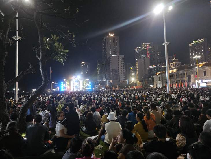 Người dân và du khách đổ về quảng trường 2-4 nơi diễn ra chương trình âm nhạc và bắn pháo hoa chào năm mới 