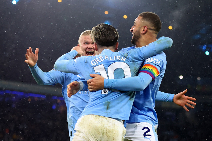 Niềm vui của các cầu thủ Man City sau khi ghi bàn vào lưới Tottenham - Ảnh: REUTERS