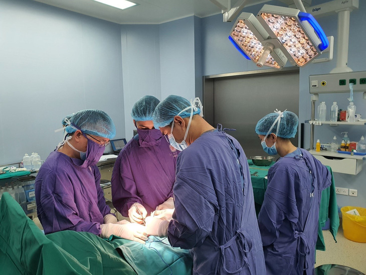 Các bác sĩ Bệnh viện Trung ương Quân đội 108 phẫu thuật cho bệnh nhân - Ảnh: BVCC