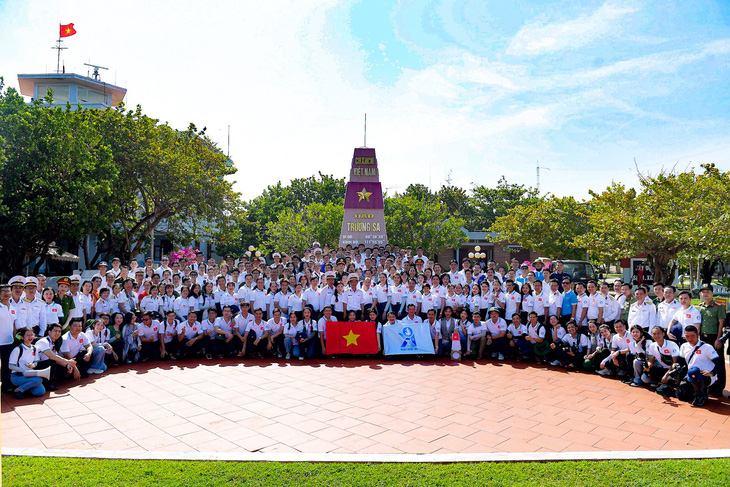 Hành trình Sinh viên với biển đảo Tổ quốc năm 2023 đến với quần đảo Trường Sa đã tạo nên tiếng vang lớn trong cộng đồng sinh viên Việt Nam - Ảnh: NAM TRẦN