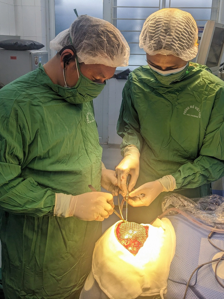Ca phẫu thuật tái tạo hộp sọ cho bệnh nhân ung thư da đầu tại Bệnh viện Hữu nghị Việt Tiệp - Ảnh: BVCC