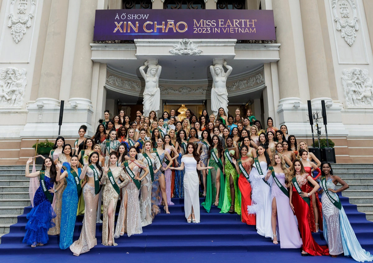 Bà Trương Ngọc Ánh - trưởng ban tổ chức Miss Earth 2023 - chụp hình lưu niệm cùng 90 người đẹp Miss Earth trước Nhà hát TP