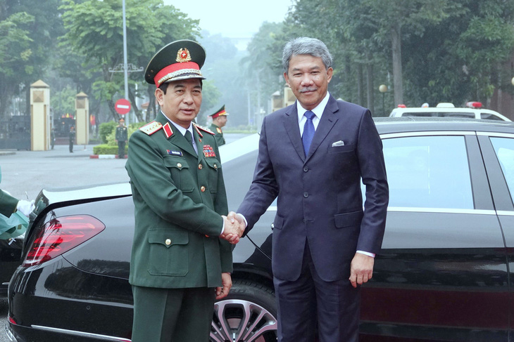 Đại tướng Phan Văn Giang - bộ trưởng Bộ Quốc phòng Việt Nam - đón ông Dato' Seri Utama Haji Mohamad Bin Haji Hasan - bộ trưởng Bộ Quốc phòng Malaysia - Ảnh: THỤY DU
