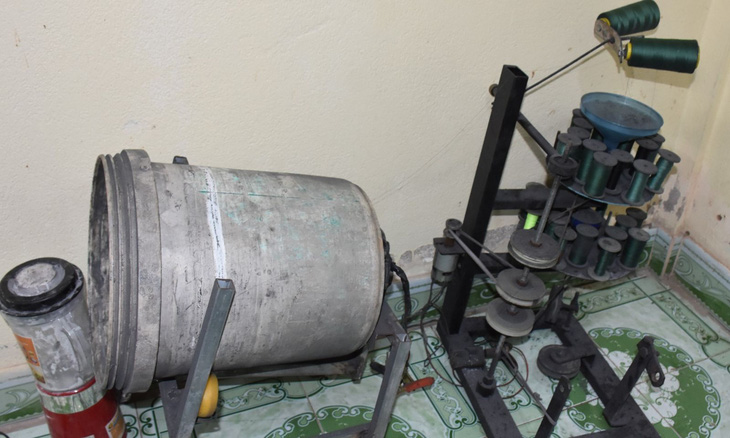 Các thiết bị dùng để sản xuất pháo của Hoàng Xuân Thành mà Công an huyện Nông Cống vừa bắt giữ - Ảnh Công an tỉnh Thanh Hóa cung cấp 