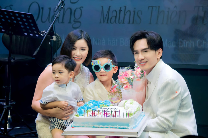 Đan Trường cùng con trai Mathis Thiên Từ và vợ cũ Thủy Tiên trong tiệc sinh nhật