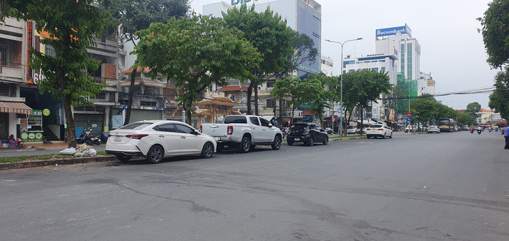 Khu vực đậu xe ô tô có thu phí trên đường Nguyễn Thái Học, phường Tân An, quận Ninh Kiều,   thành phố  Cần Thơ - Ảnh: LÊ DÂN