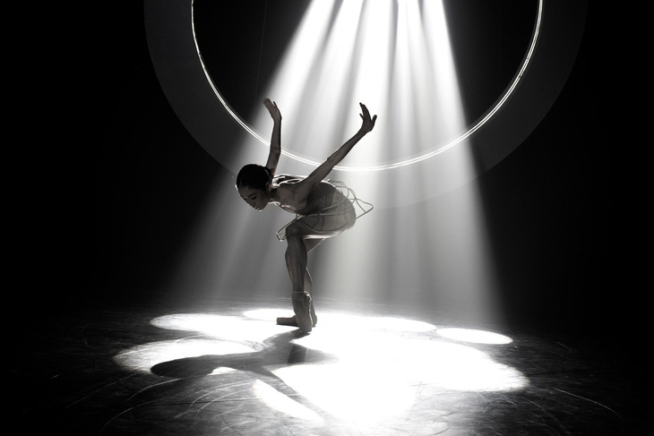 Diễn viên múa Chika Tatsumi trong vở ballet đương đại SENZEN