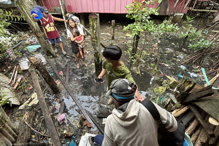 Người dân tỉnh Surigao del Sur trên đảo Mindanao sơ tán sau trận động đất ngày 3-12 - Ảnh: AFP