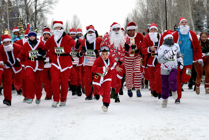 Các vận động viên mặc trang phục ông già Noel tham gia giải chạy bộ ở thành phố Breckenridge, bang Colorado (Mỹ) hôm 2-12, giữa tuyết trắng mùa đông - Ảnh: AFP 