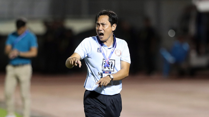 HLV Phùng Thanh Phương chỉ đạo ở trận thắng Thể Công Viettel - Ảnh: N.K