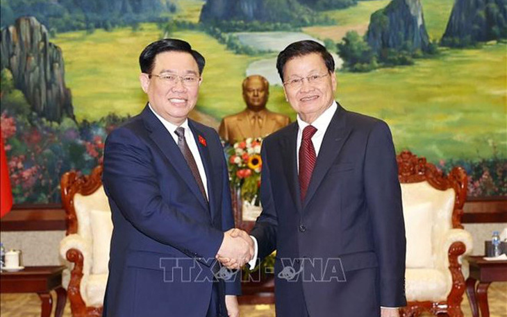 Chủ tịch Quốc hội Vương Đình Huệ hội kiến lãnh đạo Lào