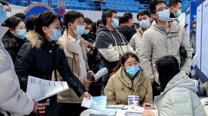 Người trẻ tìm kiếm việc làm tại một hội chợ việc làm ở thành phố Vũ Hán hồi tháng 2. Thất nghiệp ở người trẻ đang là một trong những nguyên nhân dẫn đến tình trạng vỡ nợ tràn lan tại Trung Quốc - Ảnh: REUTERS