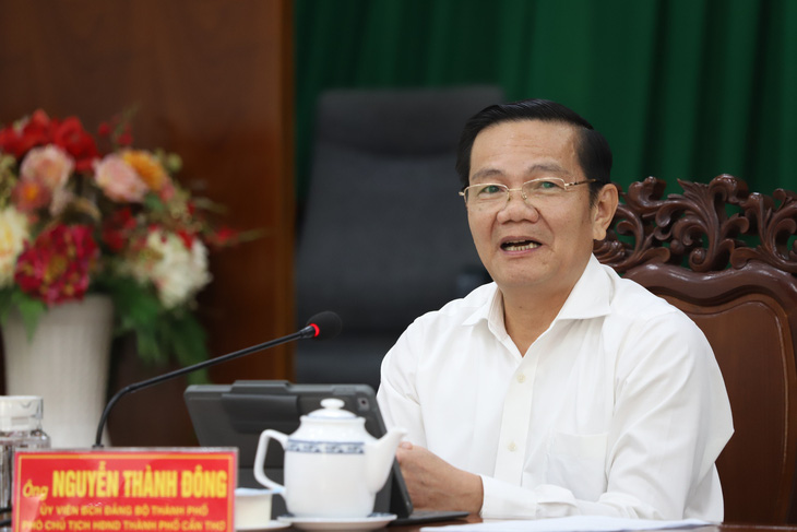 Phó chủ tịch HĐND TP Cần Thơ Nguyễn Thành Đông chia sẻ thông tin tại buổi họp báo - Ảnh: CHÍ QUỐC