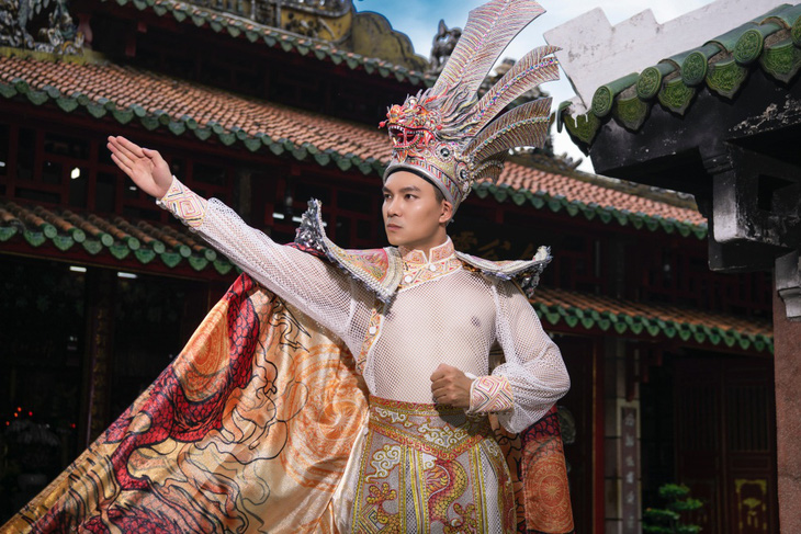 Bộ trang phục mang tên 'Hào khí Việt Nam' với hoa văn rồng của Quốc Trí đoạt giải Best Nation Costume
