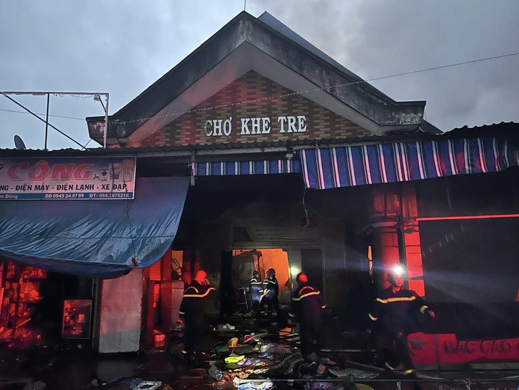 Chợ Khe Tre (huyện Nam Đông, Thừa Thiên Huế) bị cháy rụi vào rạng sáng 3-12 - Ảnh: B.T.