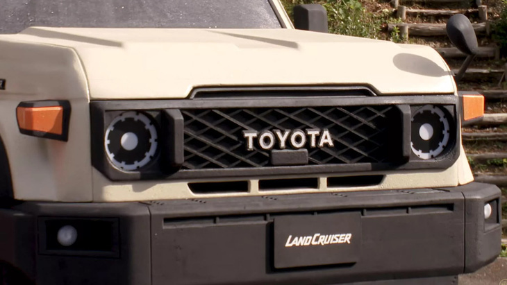 Ảnh 2 người nâng Toyota Land Cruiser gây sốt, sự thực cực dễ hiểu- Ảnh 9.