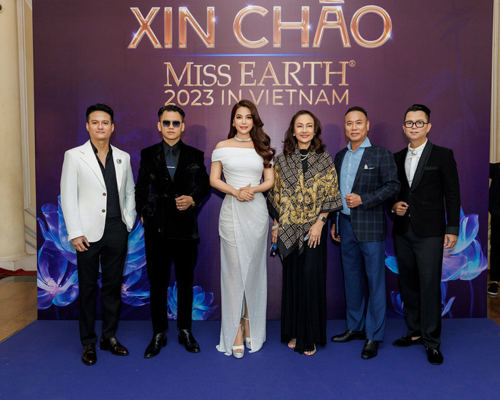 Trương Ngọc Ánh và các giám khảo của giải thưởng “Best in Long Gown”