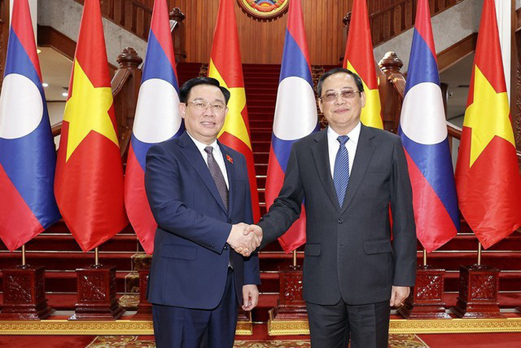 Chủ tịch Quốc hội Vương Đình Huệ gặp Thủ tướng Lào Sonexay Siphandone - Ảnh: TTXVN