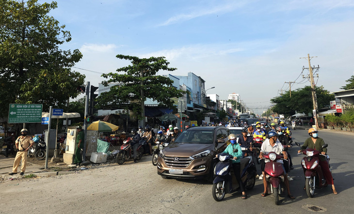 Nút thắt cổ chai đường Lương Định Của thường xuyên có cảnh sát giao thông trực điều tiết vào giờ cao điểm - Ảnh: ÁI NHÂN