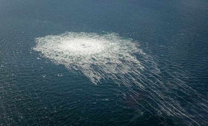 Bong bóng khí từ rò rỉ đường ống Nord Stream 2 trên mặt biển Baltic gần Bornholm, Đan Mạch, ngày 27-9-2022 - Ảnh: REUTERS