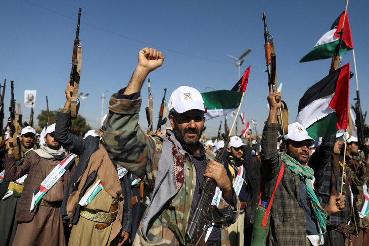 Các chiến binh mới được tuyển mộ gia nhập lực lượng Houthi, dự định được cử đi hỗ trợ người Palestine ở Dải Gaza, diễu hành trong cuộc duyệt binh ở Sanaa, Yemen, ngày 2-12 - Ảnh: REUTERS