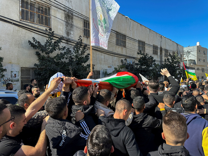 Những người đưa tang khiêng thi thể của một nạn nhân bị giết trong một cuộc đột kích của người định cư Israel ở Bờ Tây, ngày 3-12 - Ảnh: REUTERS