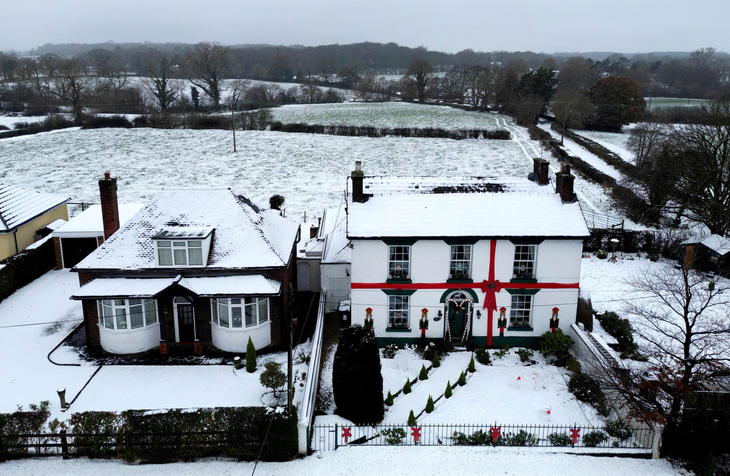 Ngôi nhà được trang trí thành món quà Giáng sinh ở làng Scholar Green, hạt Cheshire (Anh) trong ảnh chụp ngày 3-12 - Ảnh: REUTERS