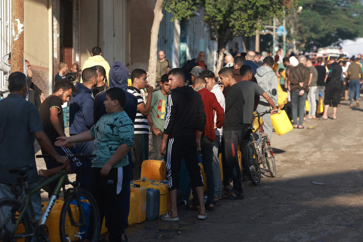 Người dân xếp hàng lấy nước sạch ở thành phố Rafah, miền nam Dải Gaza - Ảnh: AFP