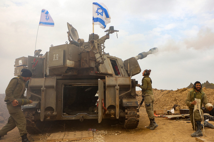 Binh sĩ Israel vận hành hệ thống pháo ven khu vực biên giới với Dải Gaza - Ảnh: AFP