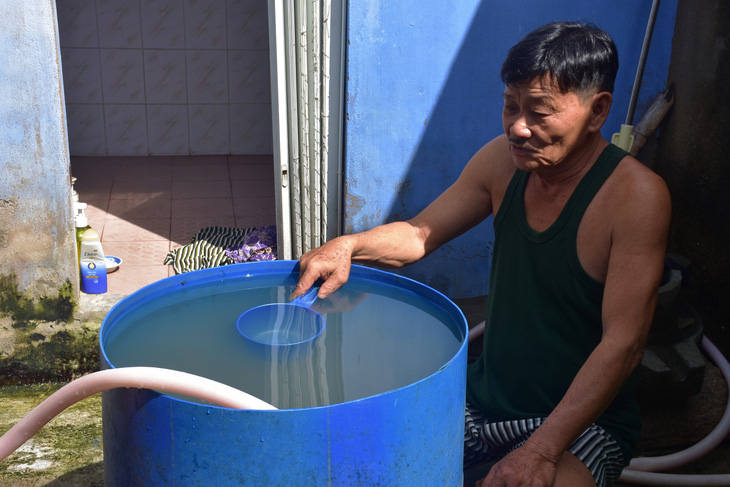 Nước sinh hoạt nhiễm bẩn do Công ty cổ phần Đô thị Ninh Hòa cung cấp cho gia đình ông Nguyễn Hữu Lượng chỉ sử dụng cho nhà vệ sinh và tưới cây - Ảnh: TRẦN HOÀI