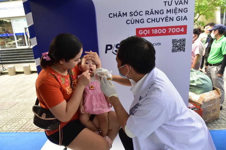 Người dân đến khám răng tại Lễ phát động chương trình Bảo vệ nụ cười VN ở Co.opmart Quang Trung, Gò Vấp vào ngày 1-12-2023 - Ảnh: T.T.D.