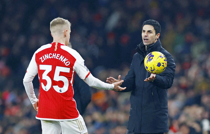 Con đường của đồng nghiệp Klopp sẽ giúp HLV Arteta (phải) và Arsenal đi đến thành công? - Ảnh: Reuters
