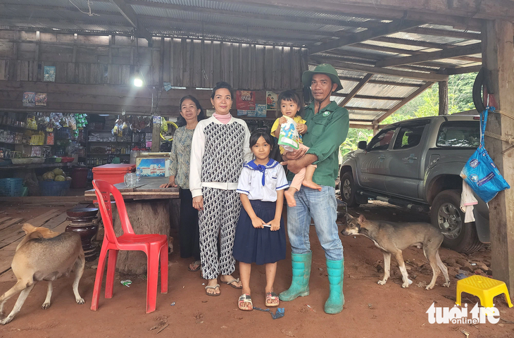 Công nhân Campuchia đến làm cho Công ty TNHH PTCS Đồng Phú Kratie từ năm 2008, hiện đã thành tổ trưởng. Thêm vợ bán tạp hóa từ căn nhà do công ty cấp, anh tích cóp mua thêm được 3ha cao su, 6ha điều và mua ô tô từ ba năm trước  - Ảnh: SƠN LÂM