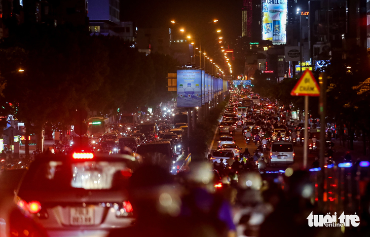 Đông nghịt xe cộ trên đường Cộng Hòa (quận Tân Bình) vào giờ cao điểm tối - Ảnh: CHÂU TUẤN