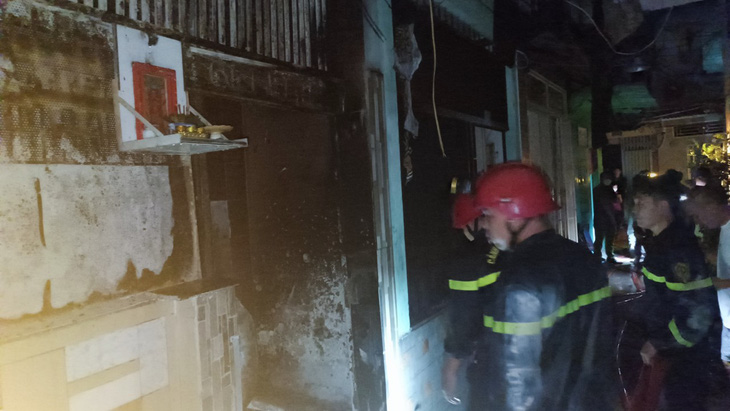 Lực lượng chữa cháy có mặt dập tắt đám cháy, tuy nhiên một cháu bé 8 tuổi tử vong - Ảnh: PC07