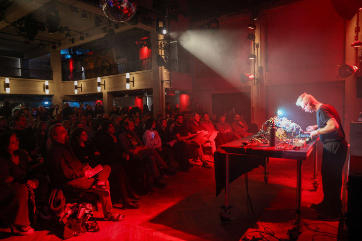 Buổi trình diễn của nghệ sĩ nhạc điện tử drusnoise trong bài trình bày Lượng tử gợi thanh âm (Quantum Inspired Sound). Ảnh do BTC cung cấp
