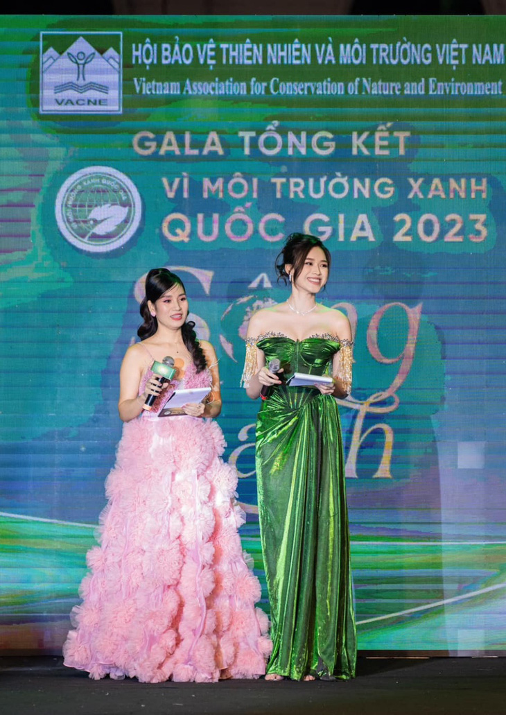 Đỗ Thị Hà mặc chiếc váy xanh lá cây nổi bật, đảm nhận vai trò MC tại Gala Sống xanh