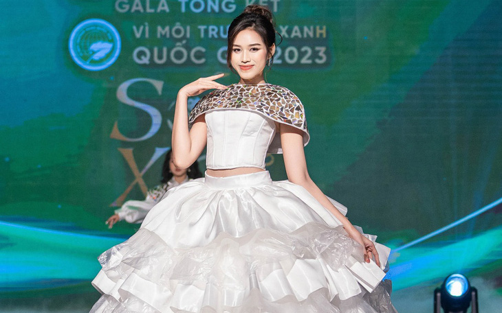 Hoa hậu Đỗ Thị Hà trình diễn váy chế tác từ ni lông
