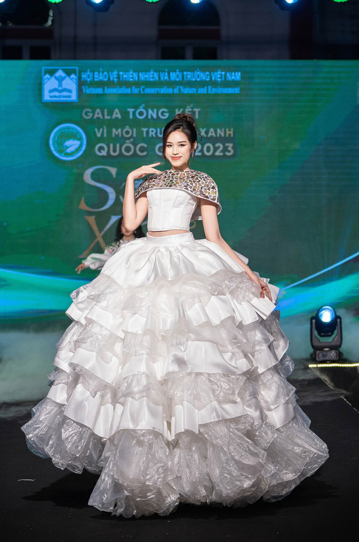 Cận cảnh chiếc váy từ chất liệu ni lông và đĩa CD tái chế độc đáo của hoa hậu Đỗ Thị Hà