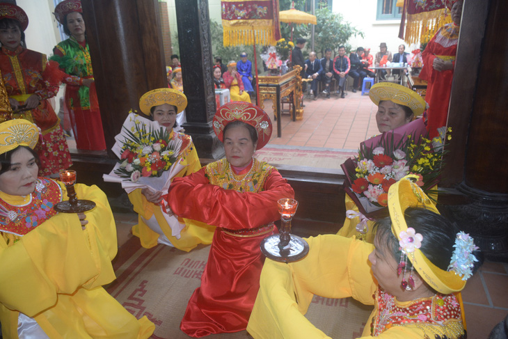 Nhân dân địa phương và dòng họ tổ chức lễ kỷ niệm 290 năm ngày mất của tiến sĩ Quận công Nguyễn Công Cơ - Ảnh: BÌNH NGUYÊN