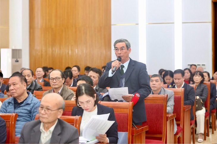 Cử tri quận Hoàng Mai kiến nghị với các đại biểu Quốc hội - Ảnh: QUANG VIỄN