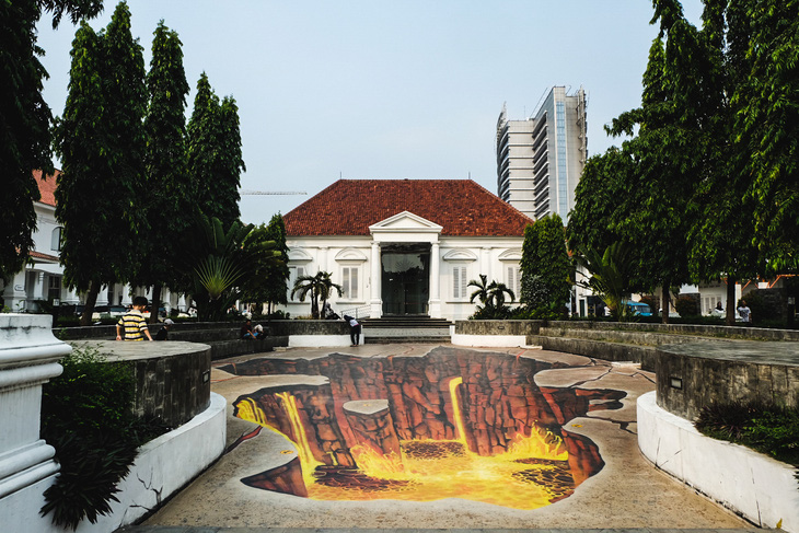 Một tác phẩm nghệ thuật đánh lừa thị giác của nghệ sĩ minh họa Irawan được các họa sĩ vẽ lại trên lối vào Galeri Nasional Indonesia. Ảnh: Ilham Fauzan