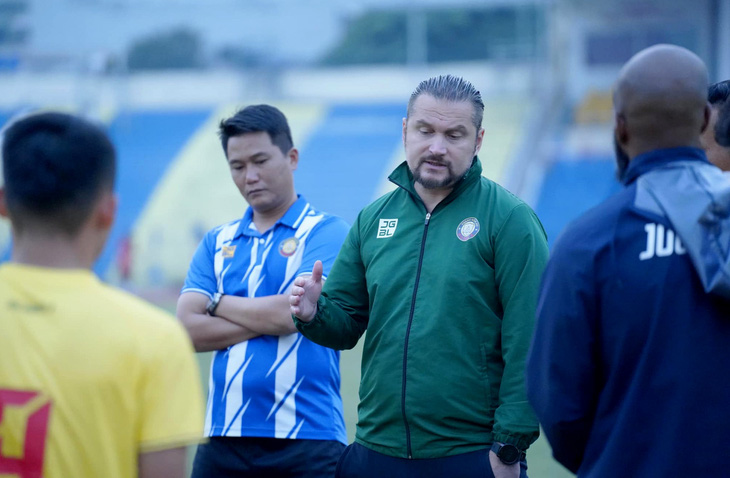 CLB Đông Á Thanh Hóa lên tiếng về việc HLV Popov (áo xanh lá) nói các cầu thủ đang hết kiên nhẫn khi bị nợ lương, thưởng - Ảnh: ĐÔNG Á THANH HÓA FC