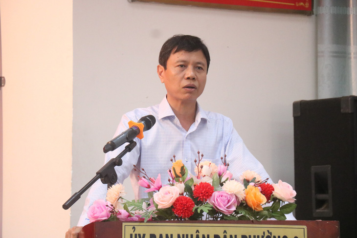 Ông Nguyễn Bá Thành, chủ tịch UBND quận Tân Bình, phát biểu tại buổi tiếp xúc - Ảnh: CẨM NƯƠNG